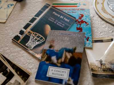 ...sfogliando i due libri attraverso i quali lo zio ha raccontato decenni di pallacanestro barese